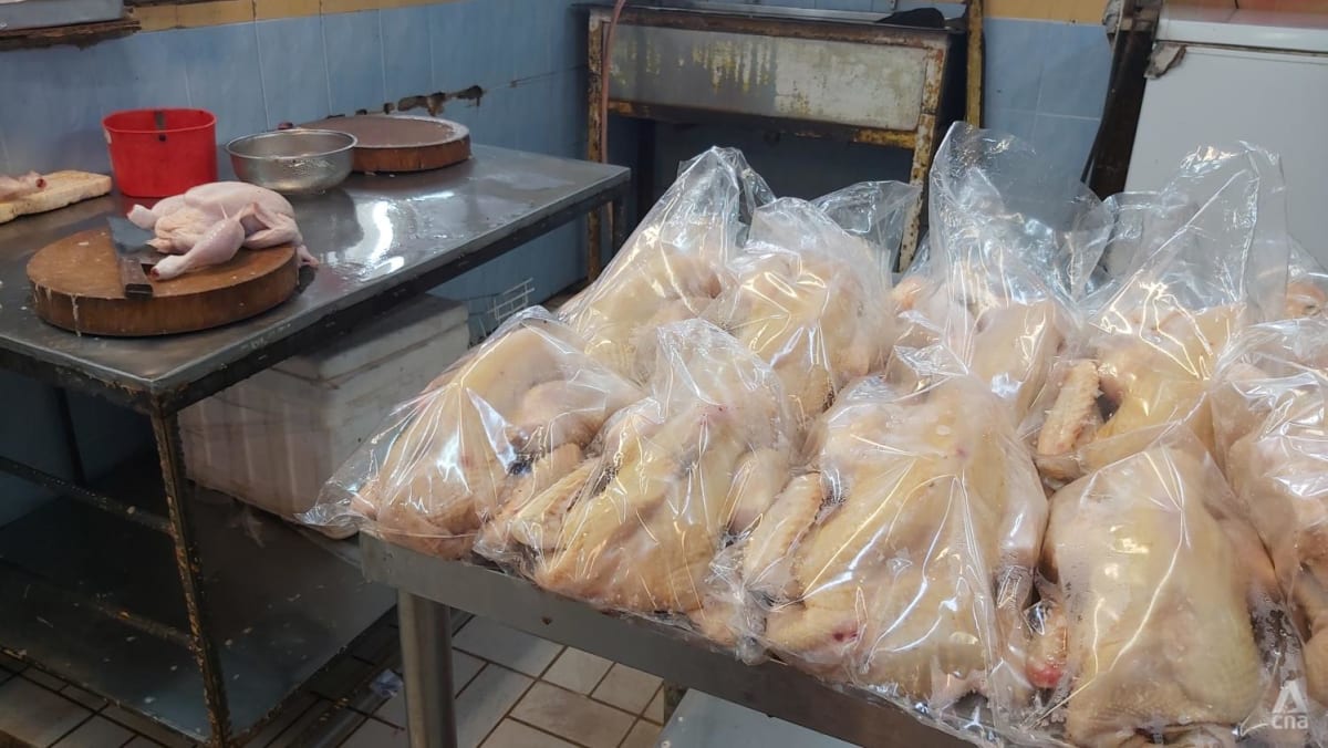 Seminggu setelah larangan ekspor, harga ayam belum juga turun di pasar Malaysia