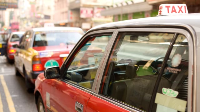 香港奇葩劫案！怪乘客用钥匙图打抢德士司机