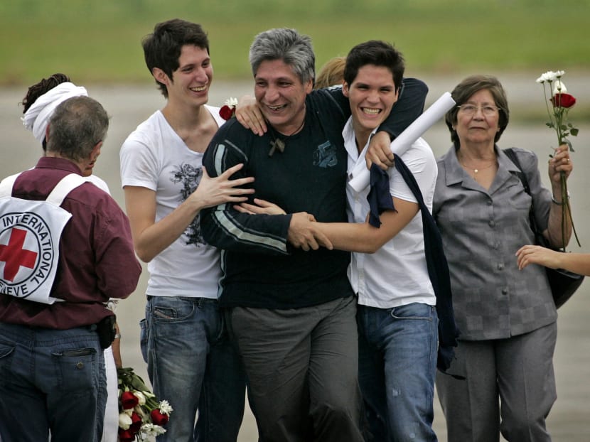 Freed hostage Sigifredo Lopez, second from left, reunites with his sons Lucas Lopez, left, Sergio Lopez, second from right, and his mother Nelly Tabon after his release from the Revolutionary Armed Forces of Colombia (FARC) in Cali, Colombia in Feb 5, 2009. Photo: AP