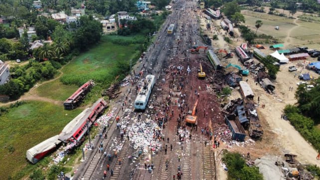 Indian train service to resume after deadly crash