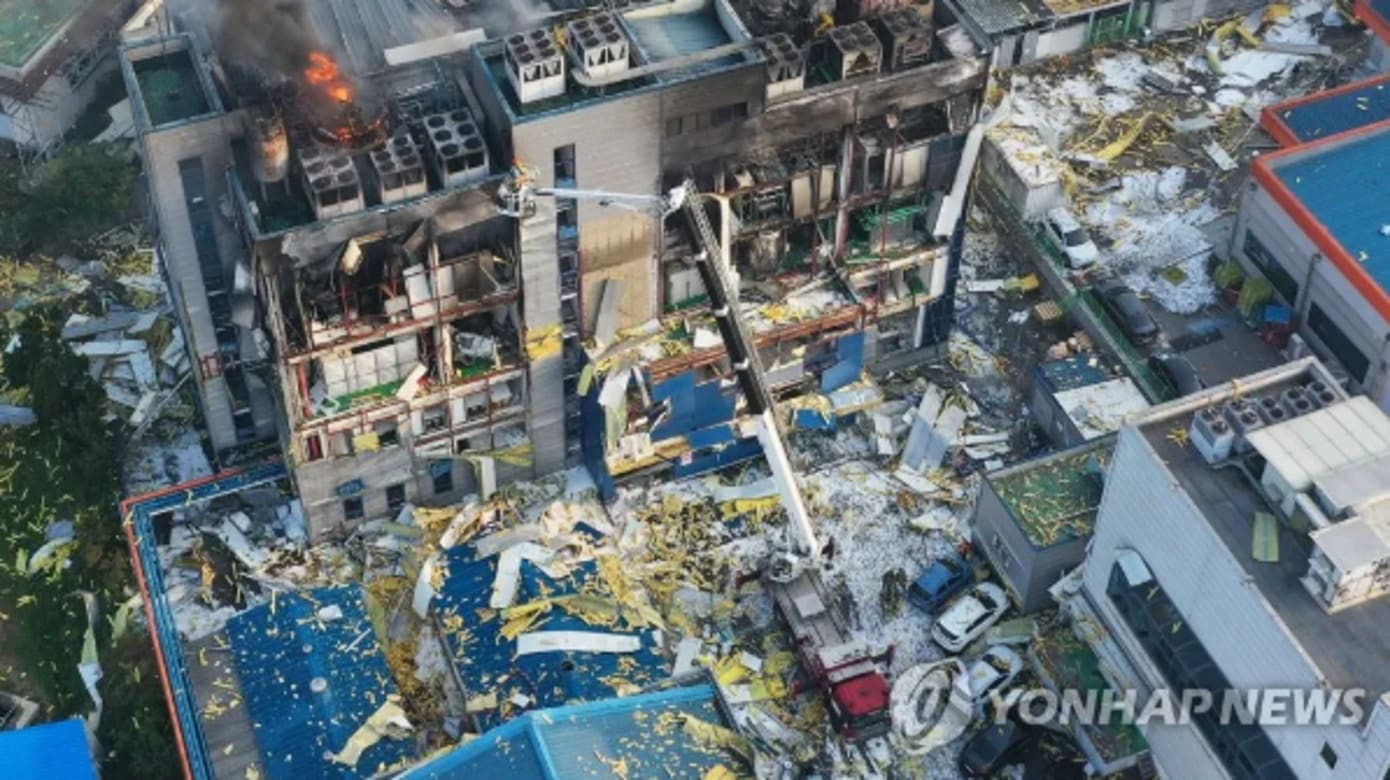 韩国华城一药剂厂爆炸引发大火 1死17伤