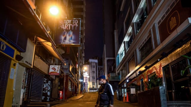 香港大部份防疫措施延长14天 酒吧夜店顾客须快检呈阴