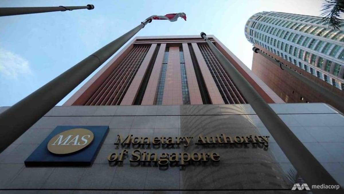 MAS mengeluarkan perintah pelarangan kepada 2 mantan perwakilan broker karena ketidakjujuran