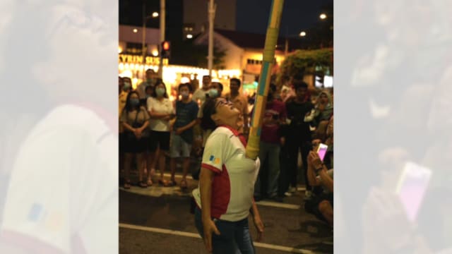 马国妇女胸顶大旗走红网络 网民：真的是“胸有成竹”