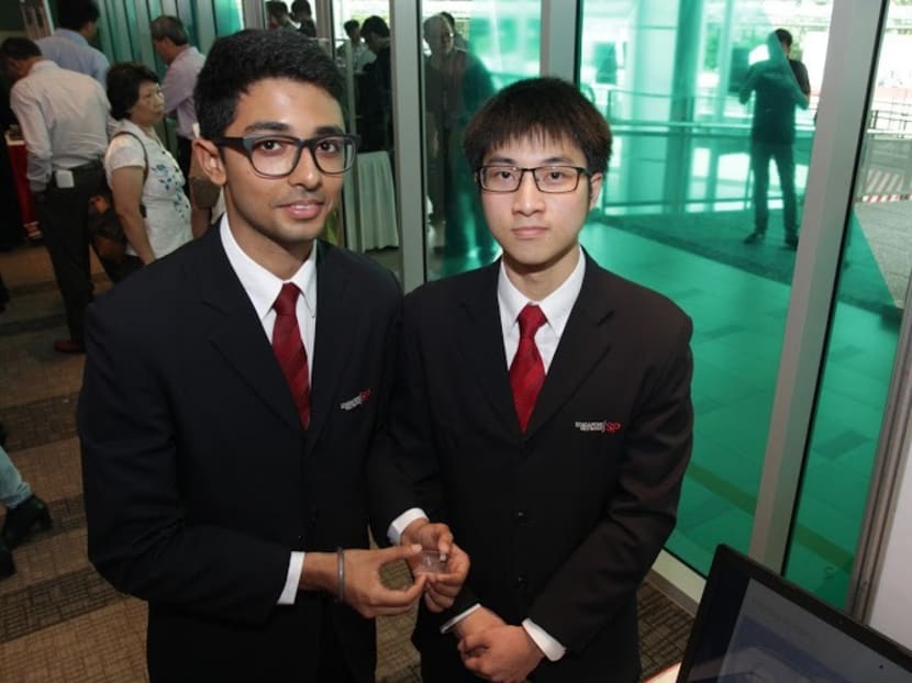 Two electrical and electronic engineering final-year students from Singapore Polytechnic – Pavan Singh Gill, 19 and Leong Guang Hao, 19, developed an advanced biochip, which can potentially speed up the separation of cells for the diagnosis of viruses such as HIV, Ebola, and SAR. This project is a collaboration between Singapore Institute of Manufacturing Technology (SIMTech) and Singapore Polytechnic Centre for Biomedical and Life Sciences (CBLS). Photo: Clifford Lee/ TODAY