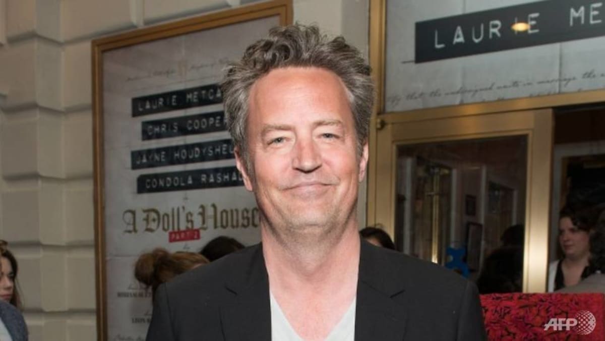 friends-star-matthew-perry-splits-up-with-fiancee-after-3-years-of-dating