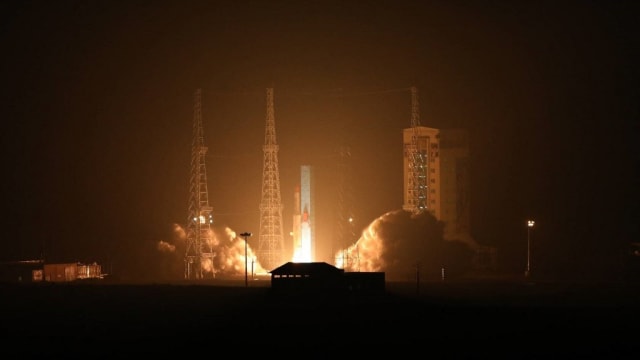 伊朗同时发射三颗卫星 送入太空轨道