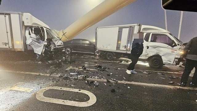 韩国逾30辆汽车连环撞 14人受伤
