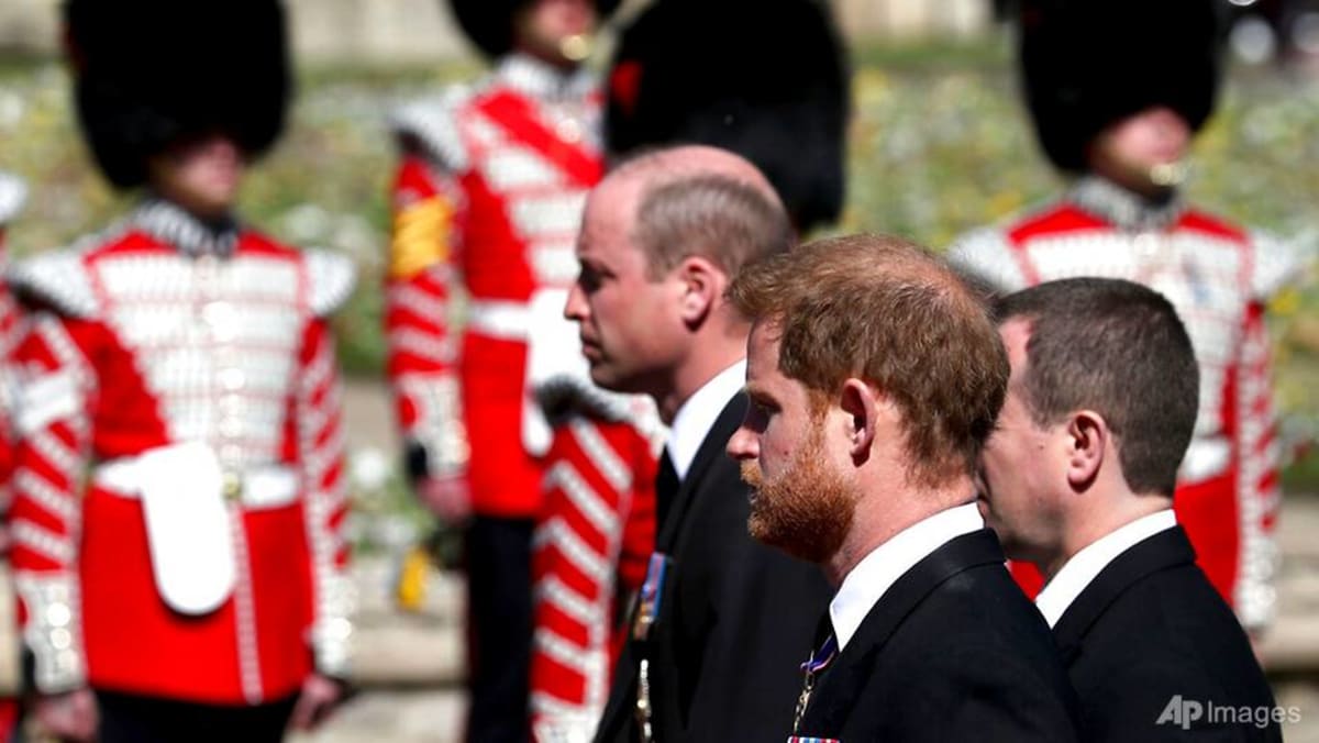 Pangeran William dan Harry terlihat mengobrol bersama usai pemakaman kerajaan