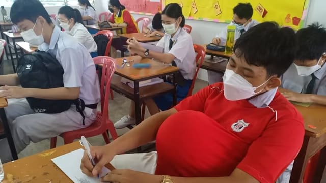 理解问答：马国学校母亲节让学生体验怀孕辛苦