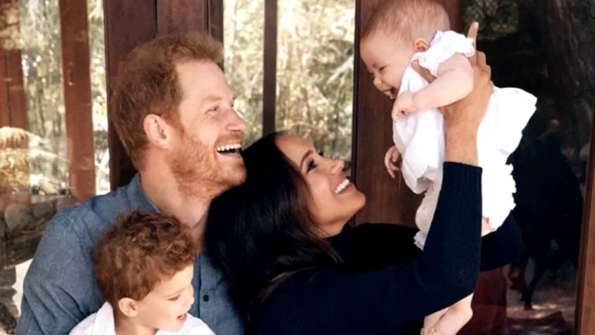 prince-harry-and-meghan-share-first-picture-of-baby-daughter-in-holiday-card