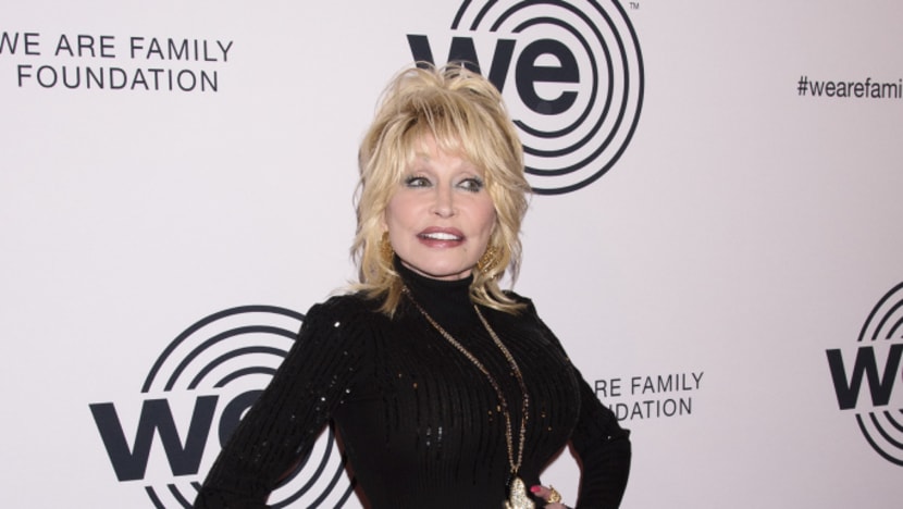 Dolly Parton Sleeps With Makeup On Just In Case She’s Forced Out Her Home By “An Earthquake Or Storm”