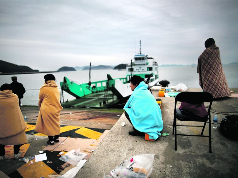 Family members of missing passengers who were on the South Korean ferry Sewol which sank in the sea off Jindo, wait for the restart of search and rescue operations at a port where family members of missing passengers have gathered, in Jindo April 17, 2014. Photo: Reuters