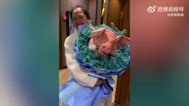中国女子生日收猪头花 网民：猪头不便宜！