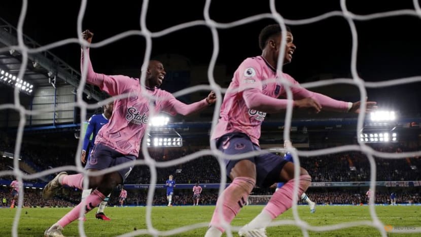 Simms last-gasp goal earns Everton 2-2 draw at Chelsea
