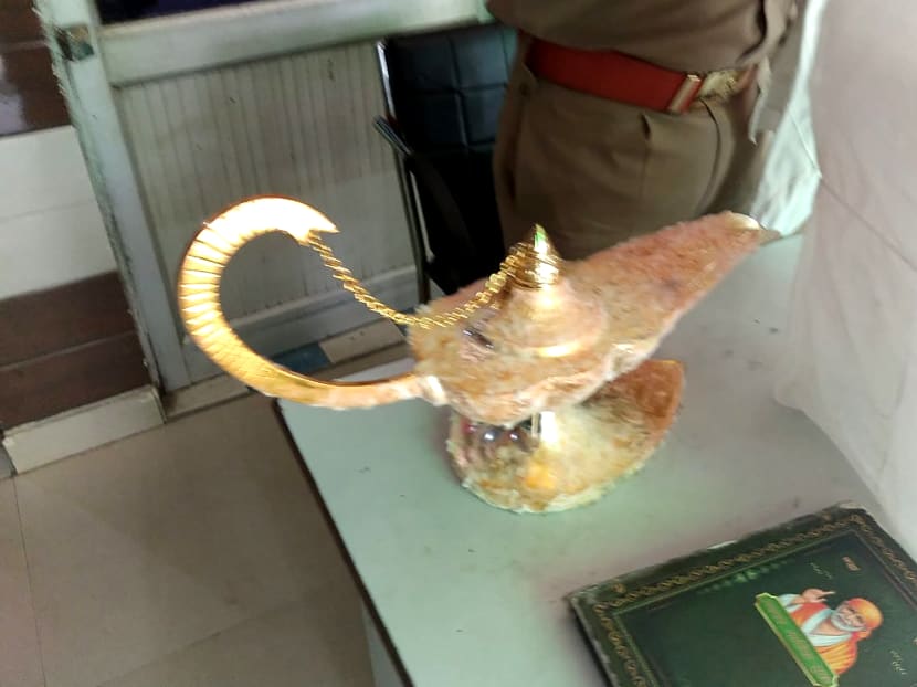 Indian doctor duped into buying 'Aladdin's lamp' after genie show Indian doctor duped into buying 'Aladdin's lamp' after genie show