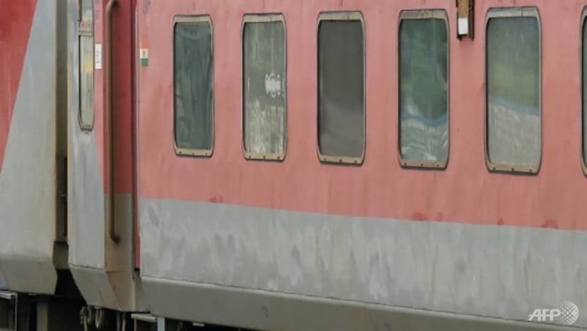 India train crushes migrant workers killing 14