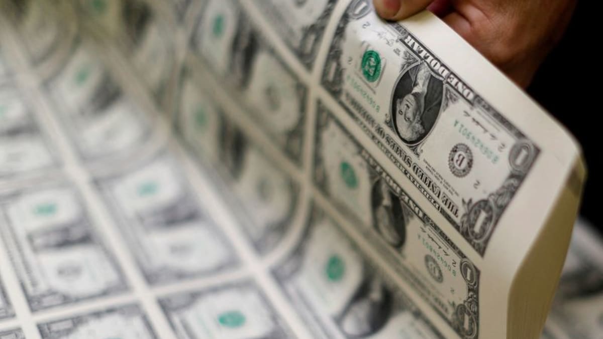 Dolar mengembalikan keuntungan, pertumbuhan upah yang kuat mempersulit kebijakan Fed