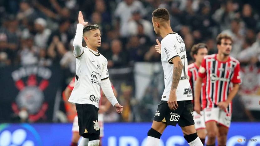 Leaders Corinthians score late to secure point 