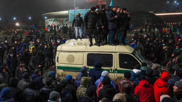 哈萨克斯坦反政府示威升级 进入紧急状态