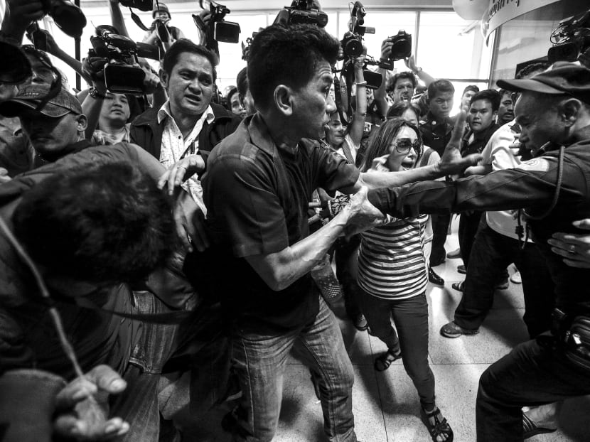 Protesters demanding the right to vote confronting an officer at the Din Dang district office, where voting was called off, in Bangkok last Sunday. The protests are likely to continue with the aim of creating an ungovernable situation that would invite intervention from either the judiciary or the military.
Photo: REUTERS