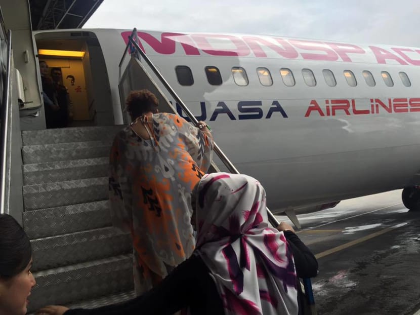 Passengers boarding the Suasa Airlines flight. Photo: MariaCordero/Facebook