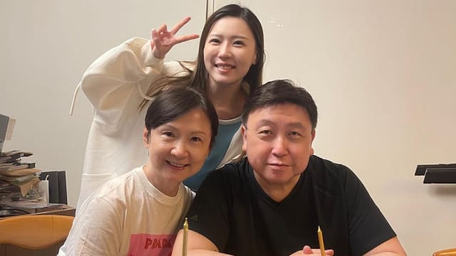 王晶庆祝68岁生日　妻子罕见现身