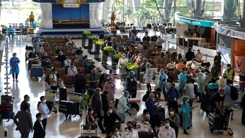 Thai chamber of commerce sees 600,000 foreign tourists in Nov-Dec Thai chamber of commerce sees 600,000 foreign tourists in Nov-Dec