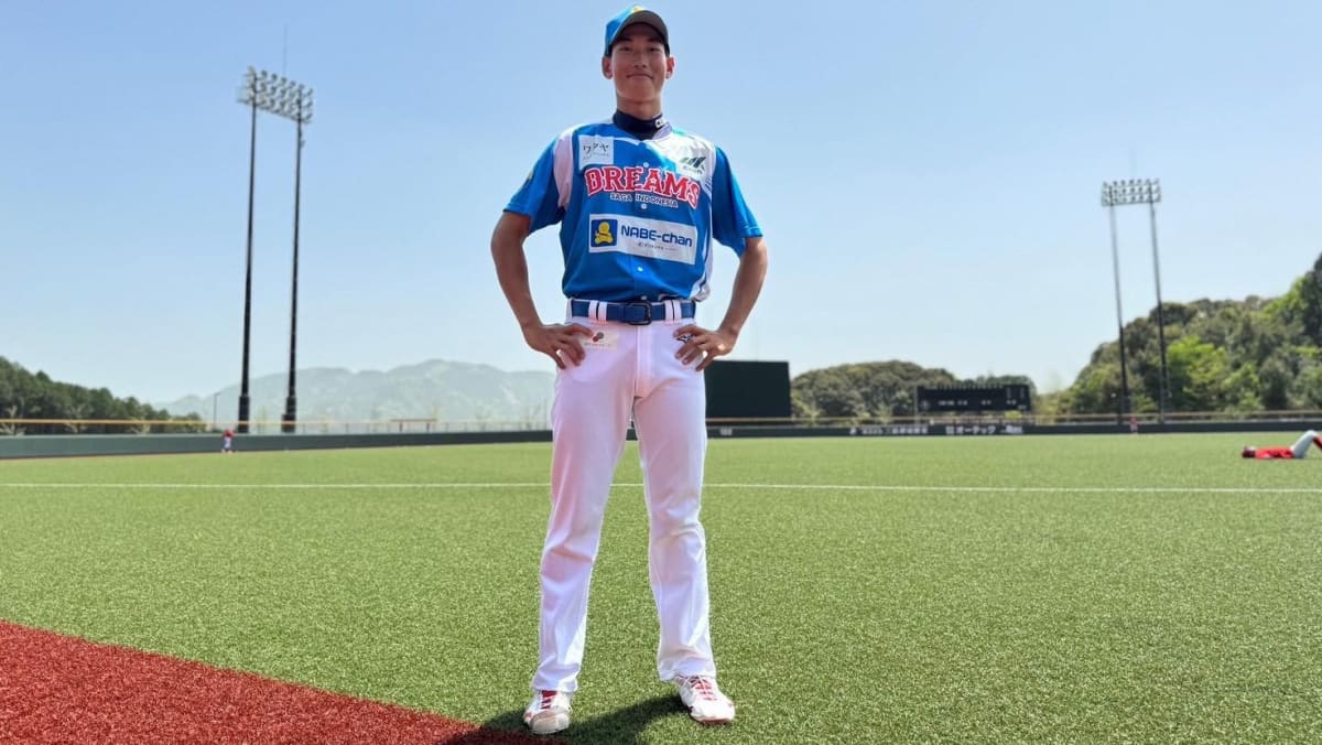 シンガポールの「シティボーイ」が仕事を辞め、温泉のある日本人街でプロ野球をプレー