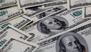 Dollar near one-week high as traders prepare for Powell, payrolls tests