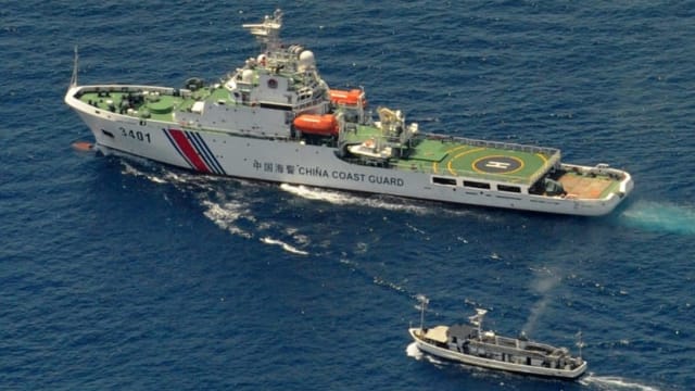 菲律宾强烈谴责中国拦截两艘菲律宾船只后 发射水炮行为