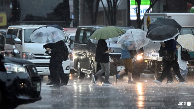 Typhoon Ampil approaches Tokyo, holiday traffic snarled