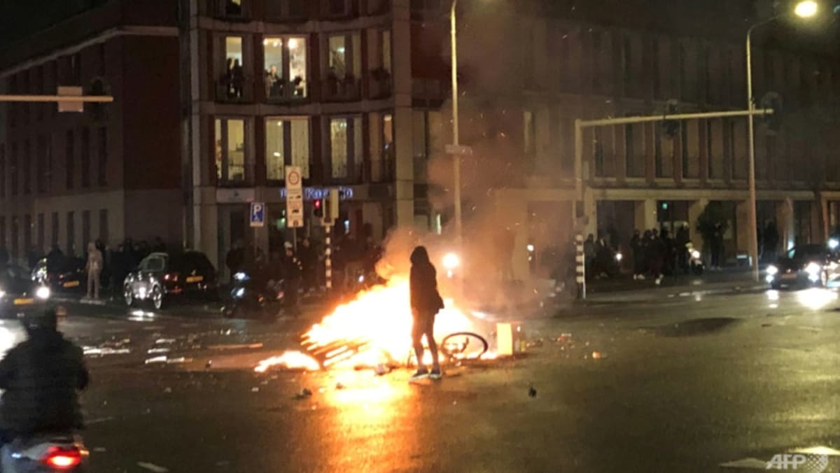 Polisi Belanda menangkap puluhan orang terkait kerusuhan baru COVID-19