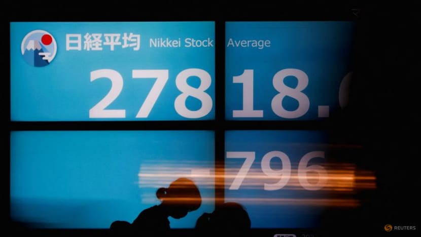 Stocks subdued by rate hike risks, yen steady Stocks subdued by rate hike risks, yen steady