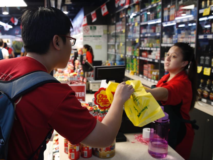 Member of Parliament Louis Ng said that the issue of plastic waste has reached a "turning point" and recommended that consumers be charged for all single-use shopping bags regardless of their material. Member of Parliament Louis Ng said that the issue of plastic waste has reached a "turning point" and recommended that consumers be charged for all single-use shopping bags regardless of their material.