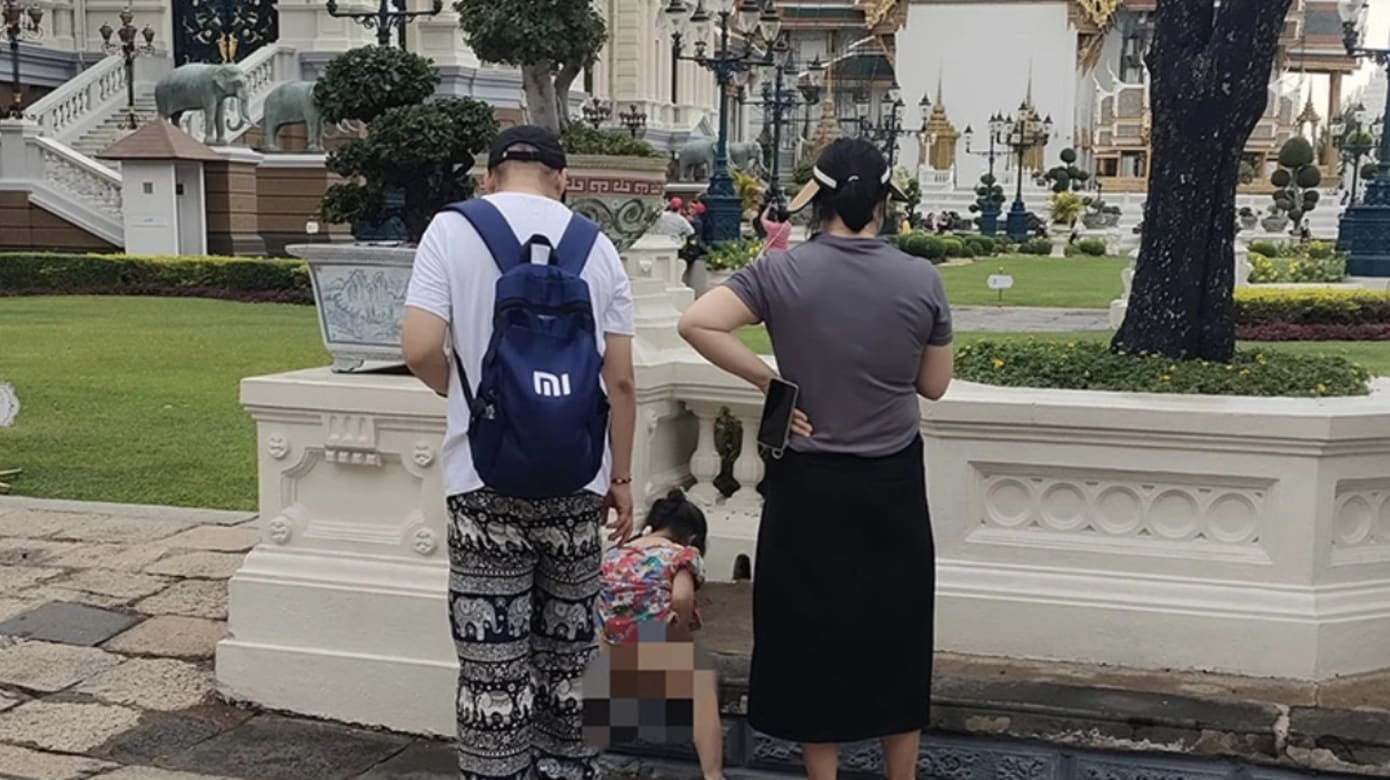 游客放任孩子在泰国皇宫随地小便 引起网民热议