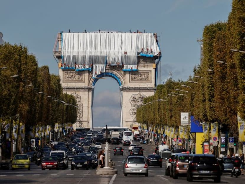 Wrapping of Arc de Triomphe begins in Paris art installation Wrapping of Arc de Triomphe begins in Paris art installation