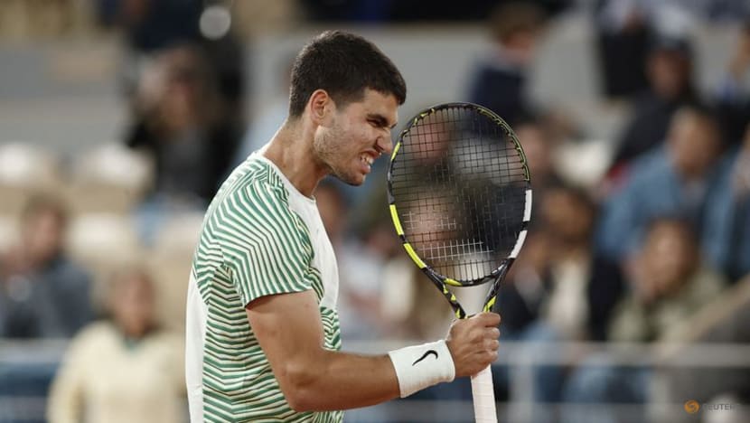 Tennis: Top seed Alcaraz pummels Shapovalov to reach fourth round 
