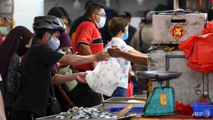 Fresh fish and seafood stalls ordered to stop operating; stallholders to undergo COVID-19 test