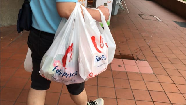 明年中起大部分超市 每个塑料袋收费至少0.05元