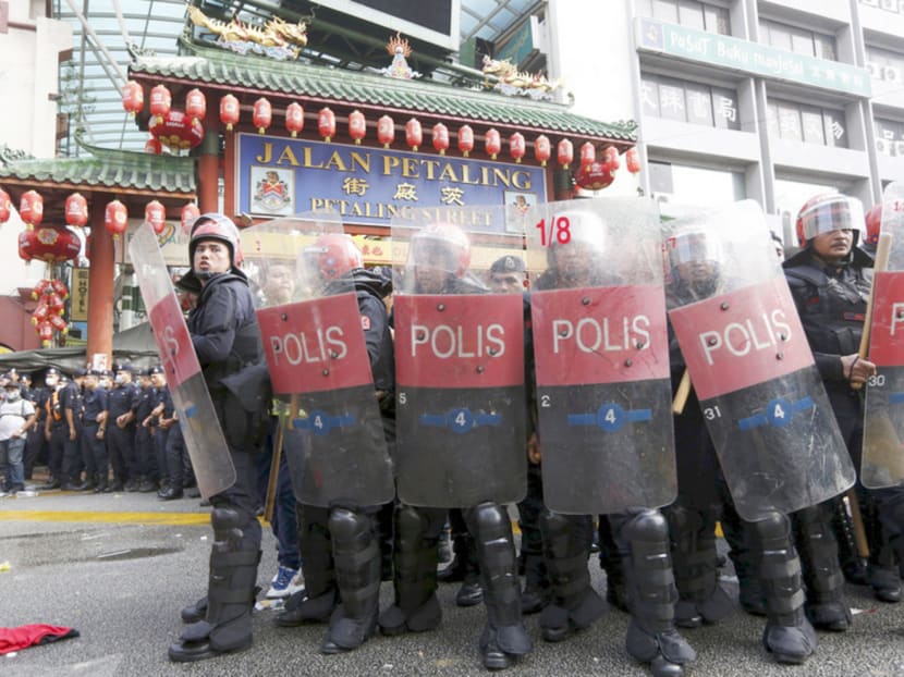 Riot police protecting the entrance to Petaling Street (commonly known as Chinatown) from pro-government demonstrators during a rally to celebrate Malaysia Day in Kuala Lumpur 
on Wednesday. 
Photo: Reuters