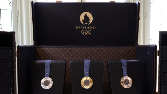 法国老牌路易威登跨刀 为奥运奖牌火炬定制行李箱