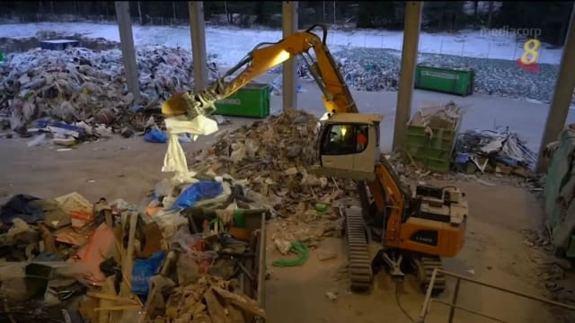 全球垃圾量料年增20亿吨 芬兰引进机器手臂助分类垃圾