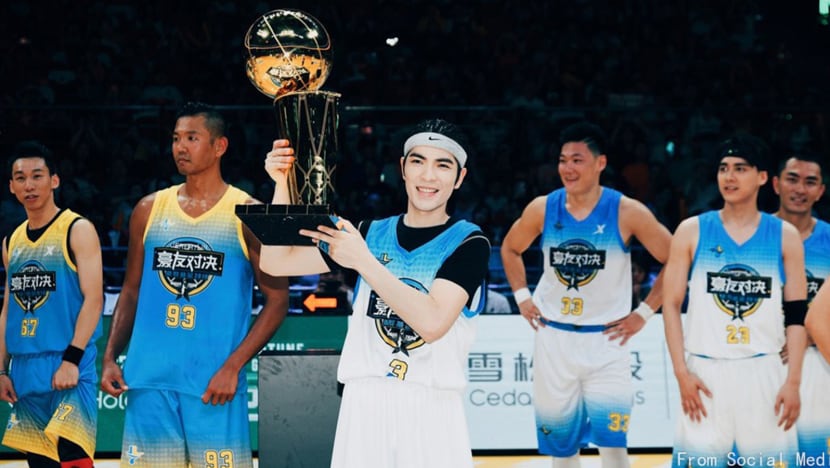 Jam Hsiao injures his hand during charity basketball match