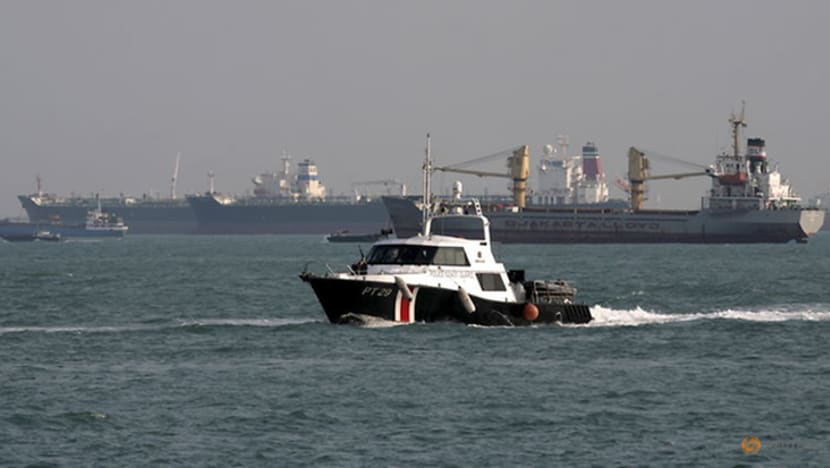5 hilang akibat pelanggaran kapal tangki dengan kapal korek di perairan S'pura
