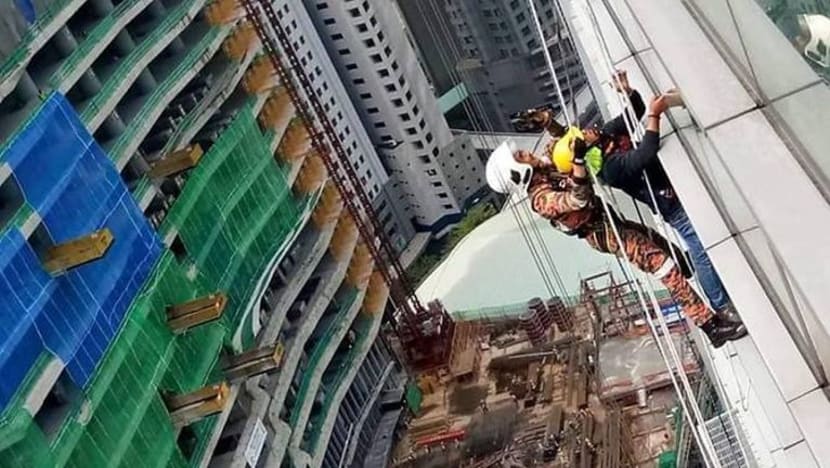 Pekerja pembersihan tergantung di tingkat 33 hotel akibat masalah teknikal gondola