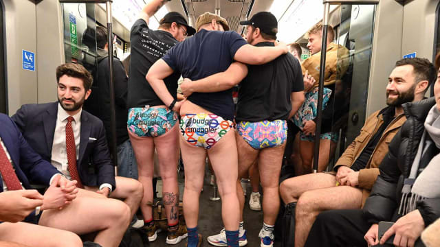 只穿内裤搭地铁，竟然是英国的一种“文化”？