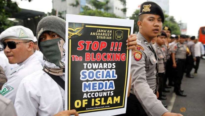 Penyokong fahaman tegar Indonesia tunjuk perasaan, tuduh Facebook "bersikap diskriminasi"
