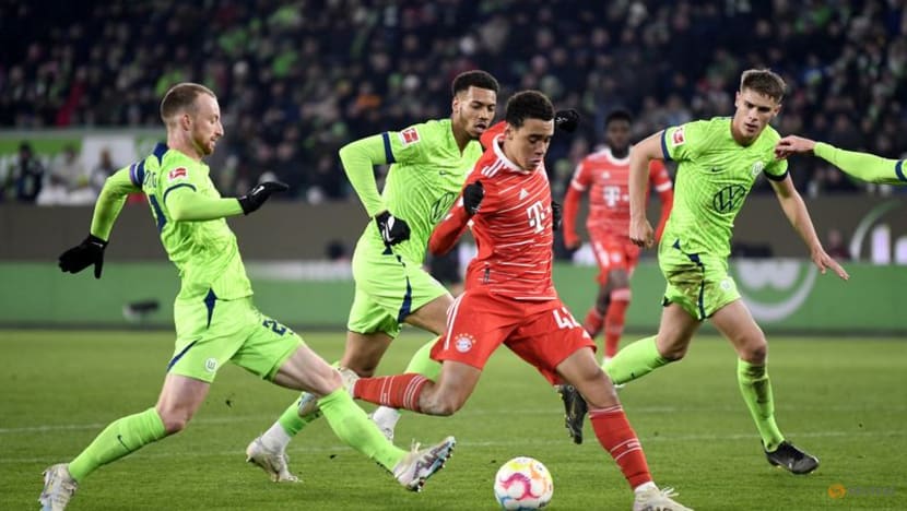 Bayern go back on top by ending winless run with 4-2 victory at Wolfsburg Bayern go back on top by ending winless run with 4-2 victory at Wolfsburg