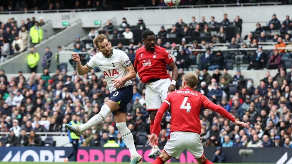 Dua gol Kane membantu Tottenham mengangkat kesuraman dengan kemenangan atas Forest